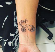 20 Chic Wrist Tattoo Ideas for Women