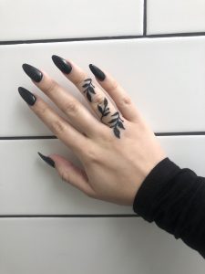 17 Trendy Finger Tattoo Ideas for Women
