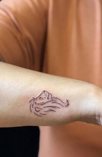 27 Minimalist Lion Tattoo: Subtle Elegance and Symbolism