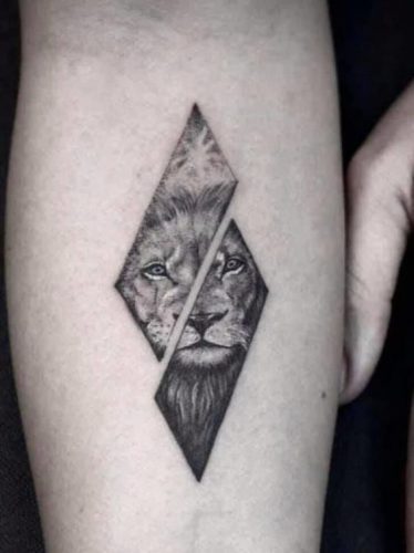 27 Minimalist Lion Tattoo: Subtle Elegance and Symbolism