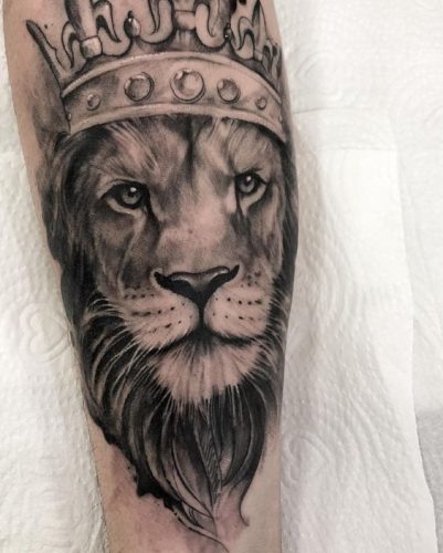Vibrant and Striking: 19 Lion Tattoo with Color Ideas