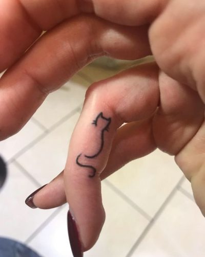 27 Cat Tattoo Ideas for the Finger