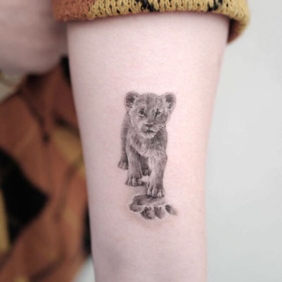 27 Minimalist Lion Tattoo: Subtle Elegance and Symbolism - Welcome to ...