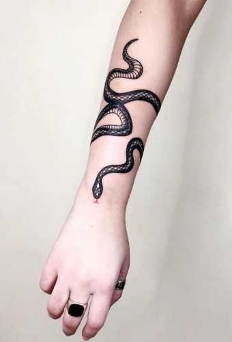 18 Snake Tattoo Hand Ideas for a Touch of Mystery