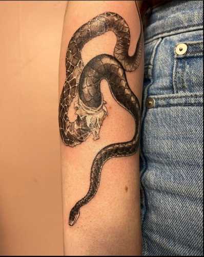 20 Celebrating with Symbolic Snake Tattoos