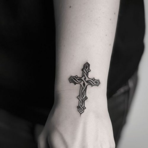 Explore 15 Striking Celtic Cross Tattoo Designs for Men &#038; Women in 2025 &#8211; Intricate Art &#038; Symbols