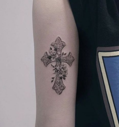 Explore 15 Striking Celtic Cross Tattoo Designs for Men &#038; Women in 2025 &#8211; Intricate Art &#038; Symbols