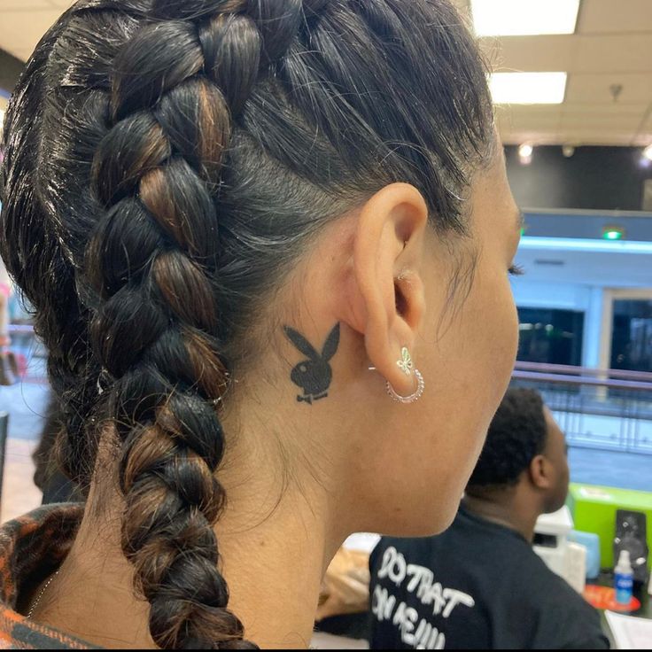 24 Ideas for Behind-the-Ear Tattoos: Creative and Inspiring Designs for Every Style