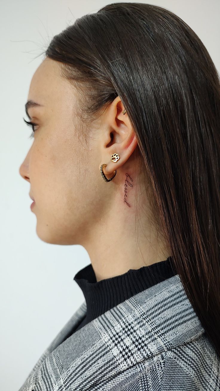 24 Ideas for Behind-the-Ear Tattoos: Creative and Inspiring Designs for Every Style