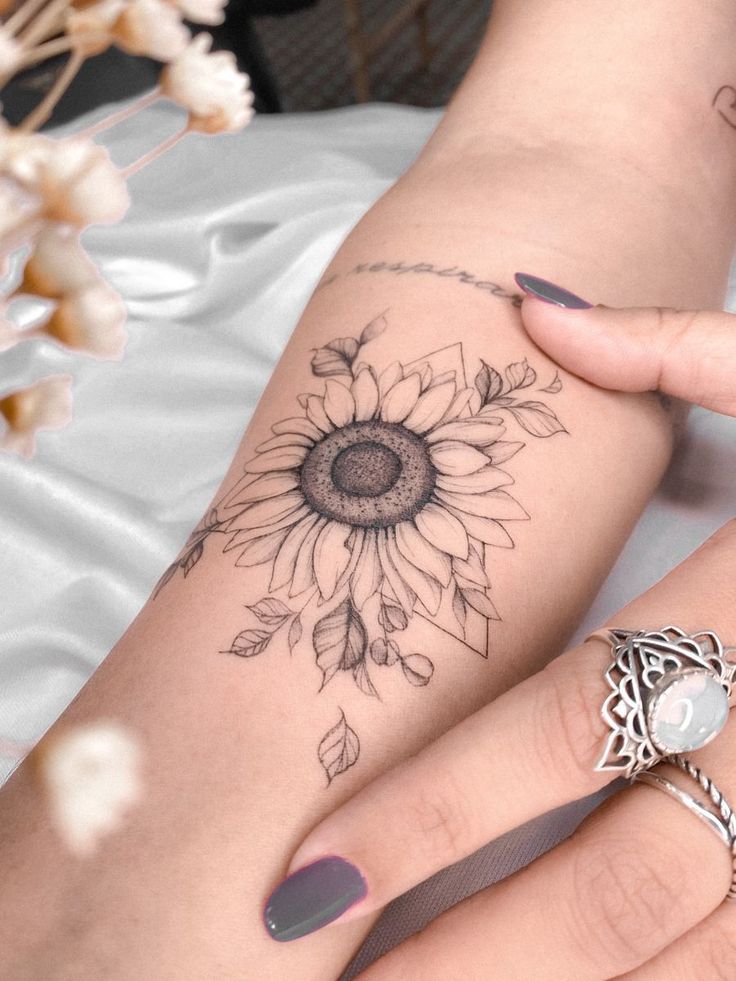 24 Ideas for Sunflower Tattoos in 2025: Unique and Stunning Designs for Every Style
