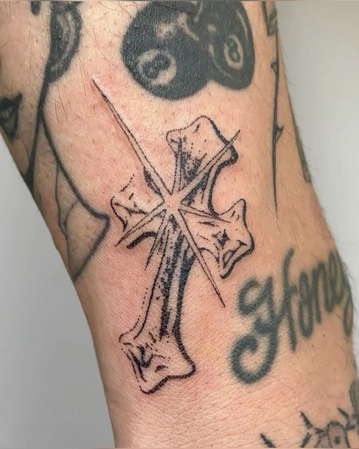 26 Unique Cross Tattoo Designs for 2025: Ideas for Men &#038; Women