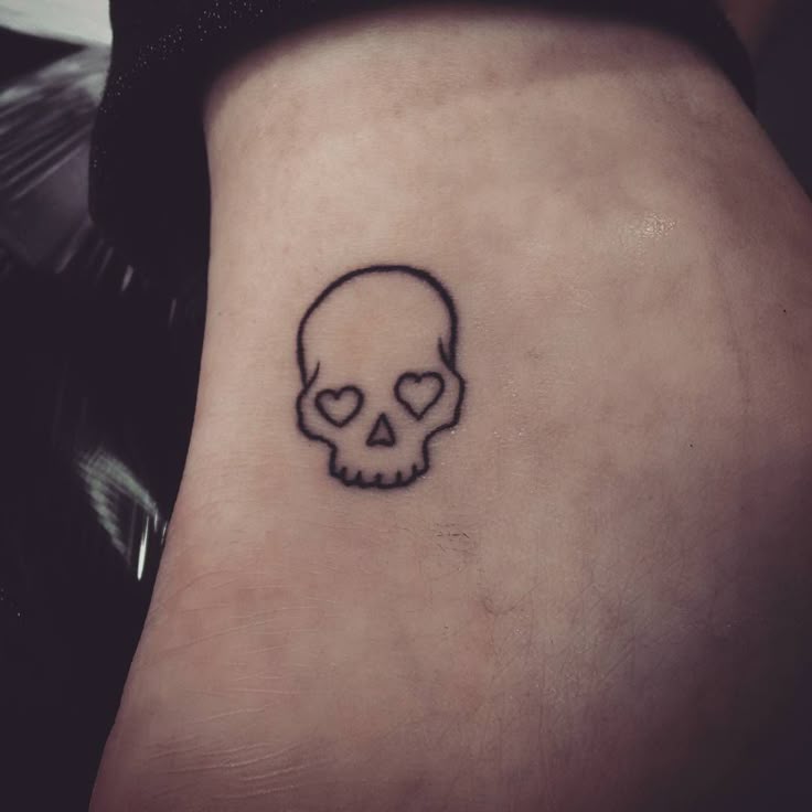 28 Stick and Poke Tattoo Ideas for 2025: Small, Easy, Aesthetic &#038; Meaningful Designs