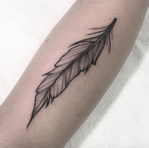28 Feather Tattoo Ideas 2025: Fine Line, Mandala, Native American, Black, Simple &#038; Meaningful Designs