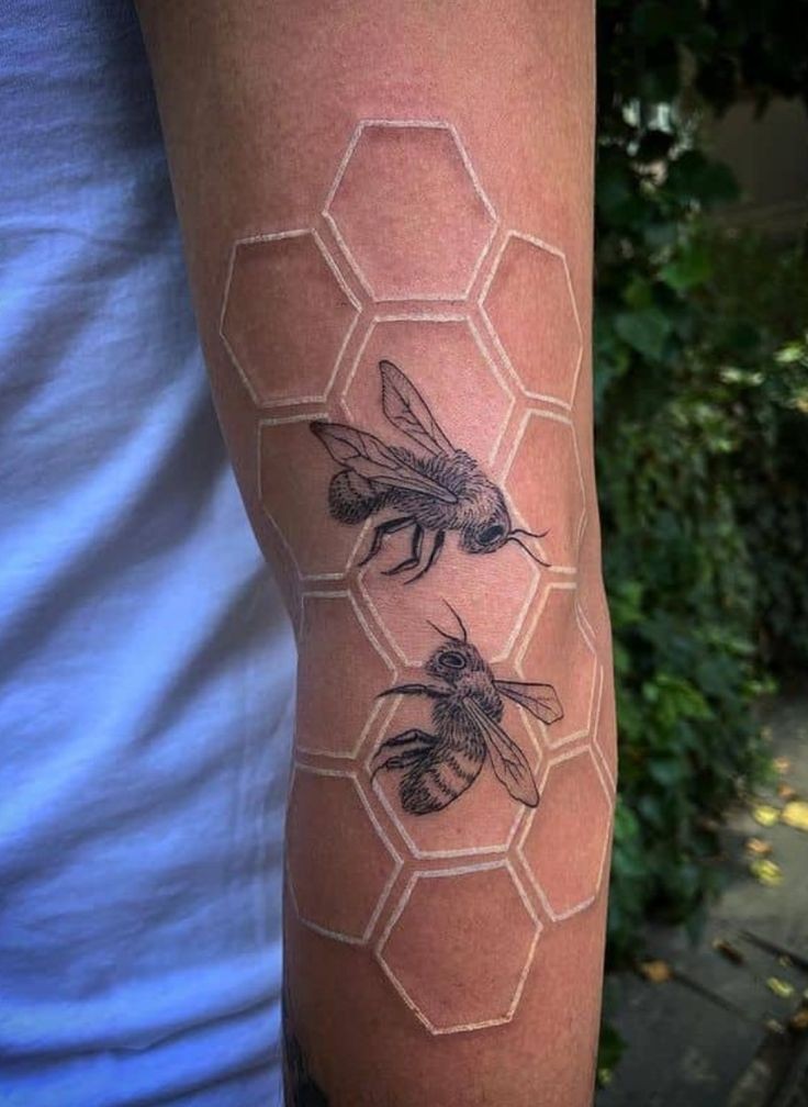 30 Honeycomb Tattoo Ideas 2025 with Bees, Flowers, and Geometric Patterns for Men and Women