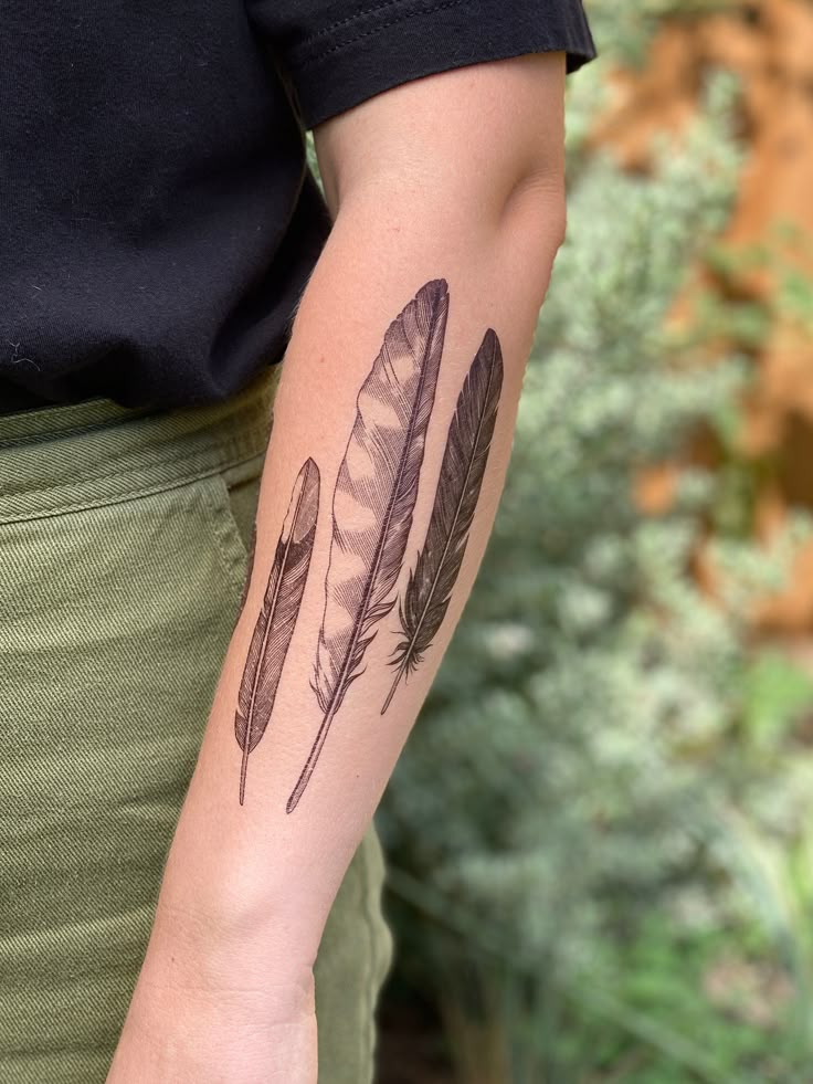 28 Feather Tattoo Ideas 2025: Fine Line, Mandala, Native American, Black, Simple &#038; Meaningful Designs