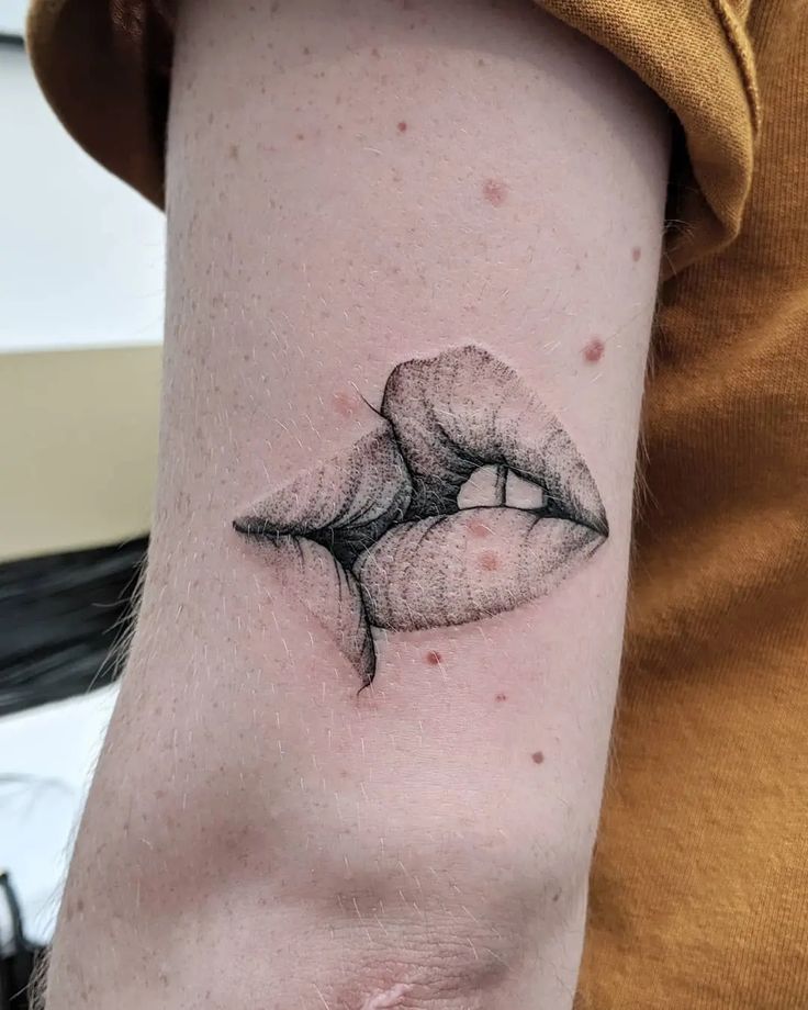 29 Lip Tattoo Ideas 2025 With Kiss Prints, Vampire Designs, Color Ideas, Shading, Placement Tips