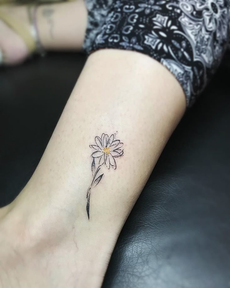 25 Daisy Tattoo Ideas 2025 with Fine Line, Watercolor, Minimalist, Stencil, Traditional &#038; Dainty Designs