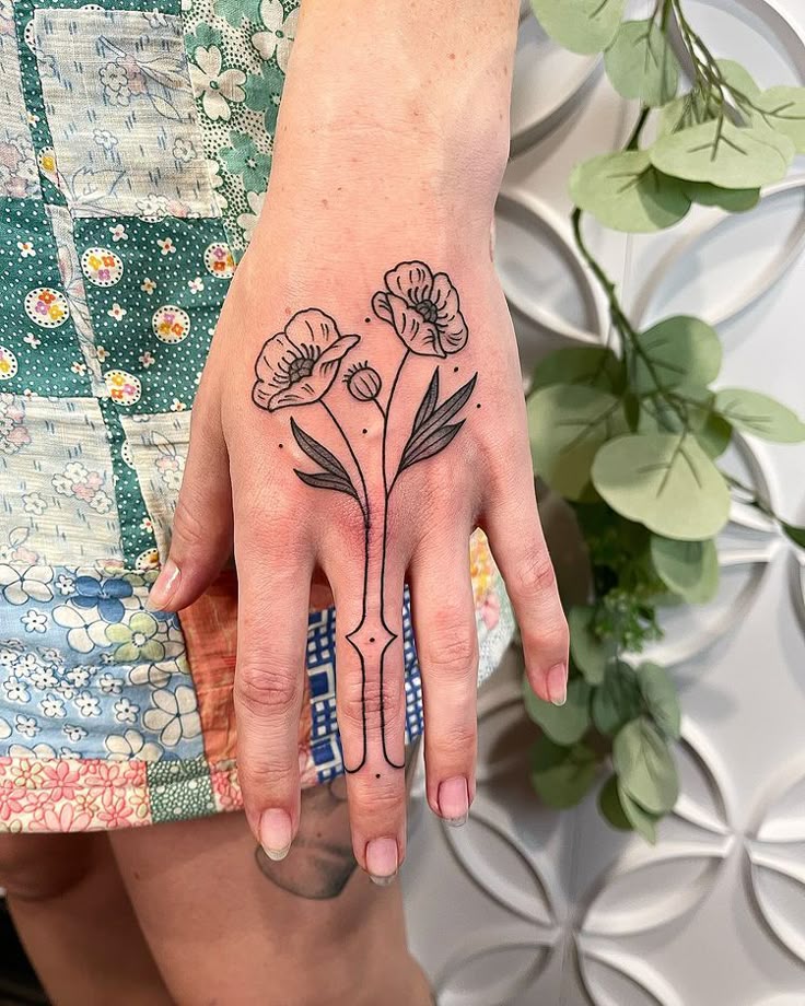 28 Poppy Tattoo Ideas 2025 for Women &#038; Men – Fine Line, Traditional, Minimalist &#038; Bold Red Floral Designs