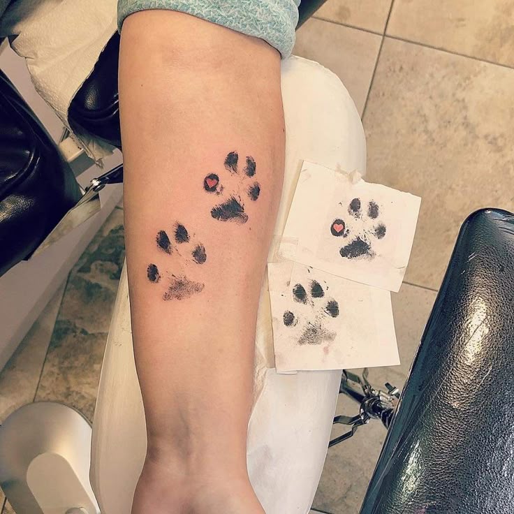 28 Paw Print Tattoo Ideas 2025 for Dog &#038; Cat Lovers – Memorial, Floral, Watercolor, Fine Line