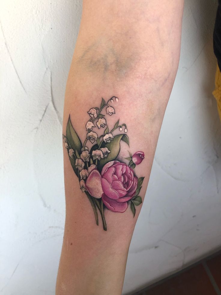 29 July Birth Flower Tattoo Ideas 2025 – Fine Line, Spine, Arm, Shoulder &#038; Sleeve Designs