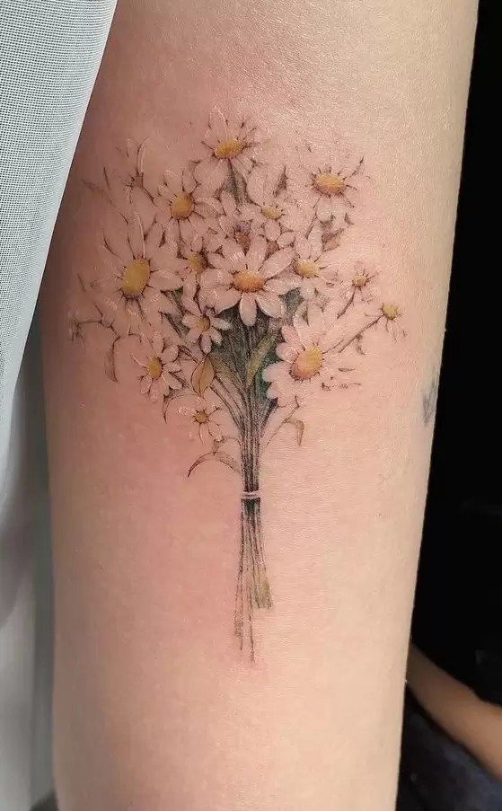 25 Daisy Tattoo Ideas 2025 with Fine Line, Watercolor, Minimalist, Stencil, Traditional &#038; Dainty Designs