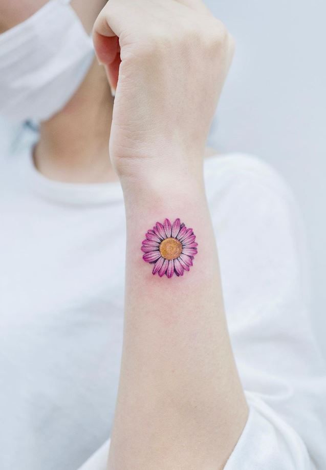 25 Daisy Tattoo Ideas 2025 with Fine Line, Watercolor, Minimalist, Stencil, Traditional &#038; Dainty Designs