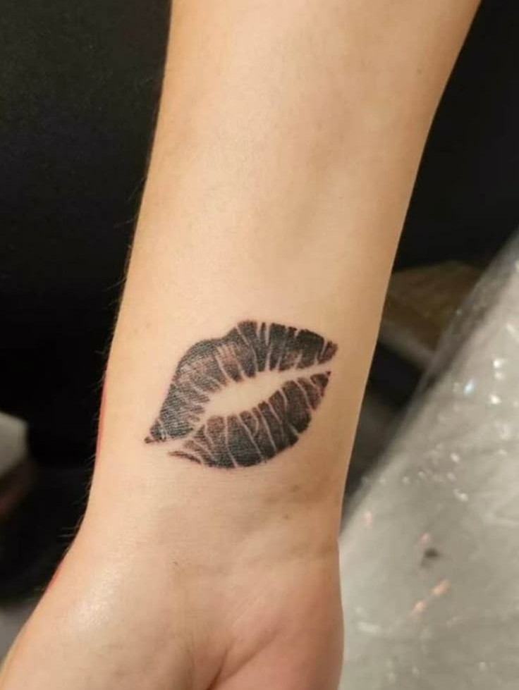 29 Lip Tattoo Ideas 2025 With Kiss Prints, Vampire Designs, Color Ideas, Shading, Placement Tips