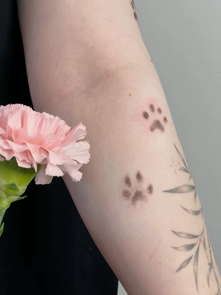28 Paw Print Tattoo Ideas 2025 for Dog &#038; Cat Lovers – Memorial, Floral, Watercolor, Fine Line