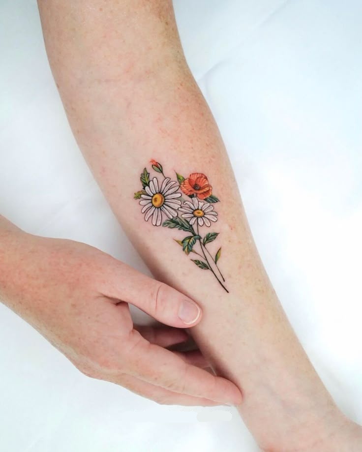 25 Daisy Tattoo Ideas 2025 with Fine Line, Watercolor, Minimalist, Stencil, Traditional &#038; Dainty Designs