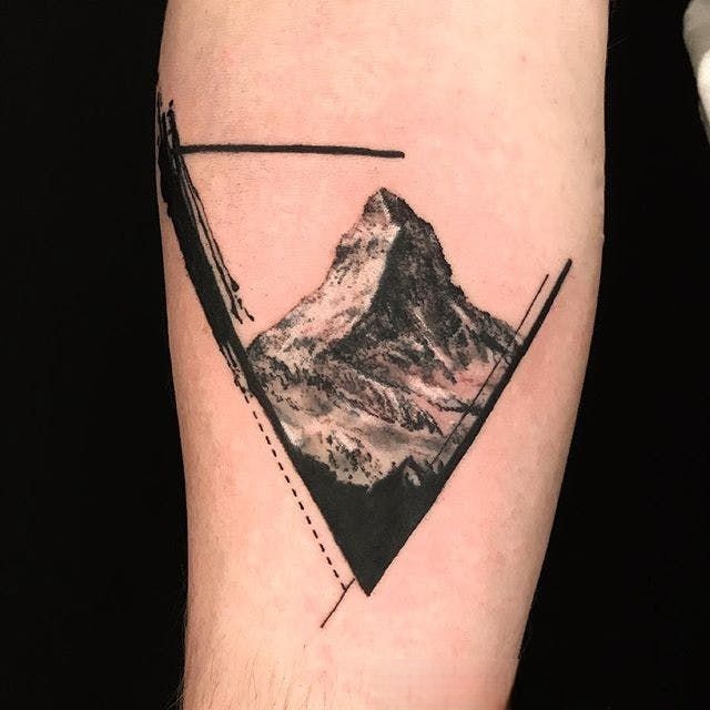 27 Ideas Mountain Tattoo Ideas 2025: Minimalist, Geometric, Fine Line &#038; Sleeve Designs