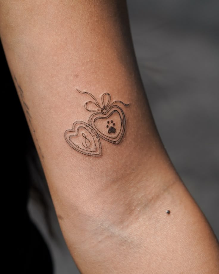 28 Paw Print Tattoo Ideas 2025 for Dog &#038; Cat Lovers – Memorial, Floral, Watercolor, Fine Line