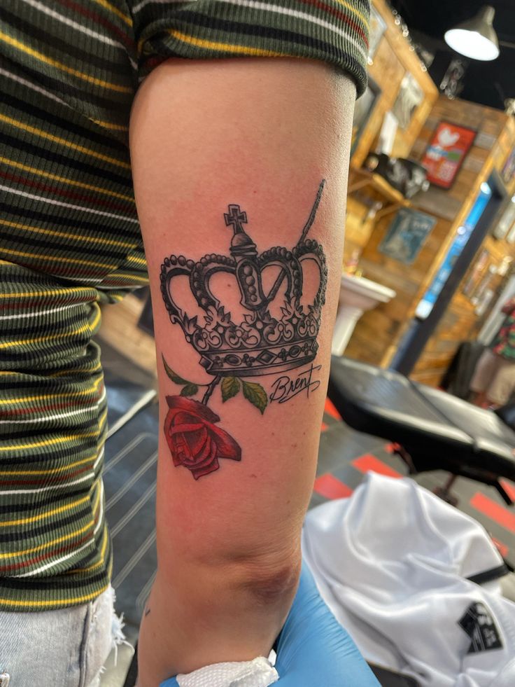 27 Crown Tattoo Ideas 2025: Minimalist, Feminine, and King-Inspired Designs for Men and Women