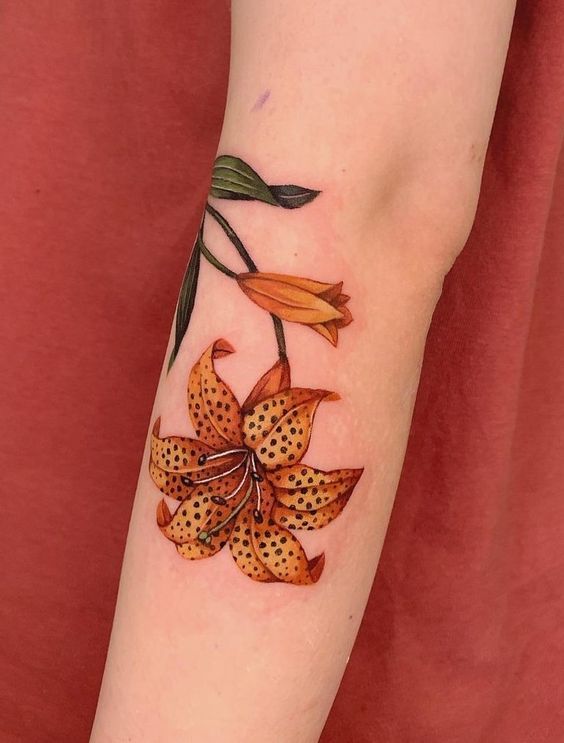 29 July Birth Flower Tattoo Ideas 2025 – Fine Line, Spine, Arm, Shoulder &#038; Sleeve Designs