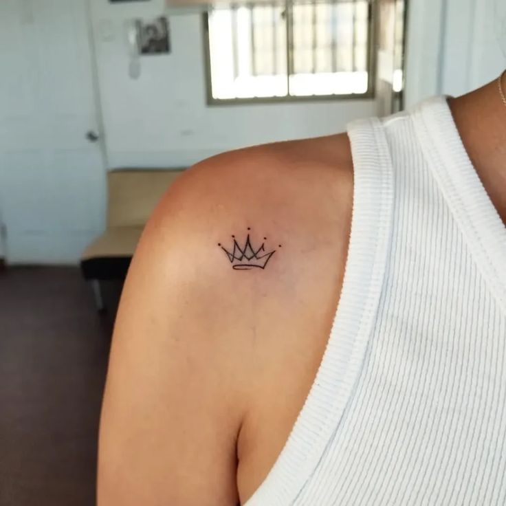 27 Crown Tattoo Ideas 2025: Minimalist, Feminine, and King-Inspired Designs for Men and Women