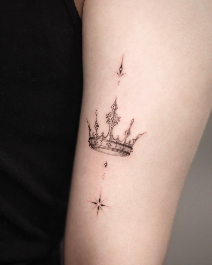 27 Crown Tattoo Ideas 2025: Minimalist, Feminine, and King-Inspired Designs for Men and Women