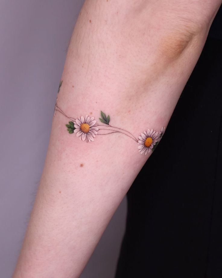 25 Daisy Tattoo Ideas 2025 with Fine Line, Watercolor, Minimalist, Stencil, Traditional &#038; Dainty Designs