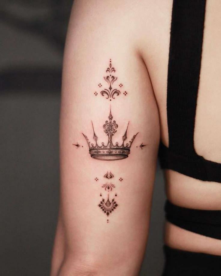 27 Crown Tattoo Ideas 2025: Minimalist, Feminine, and King-Inspired Designs for Men and Women