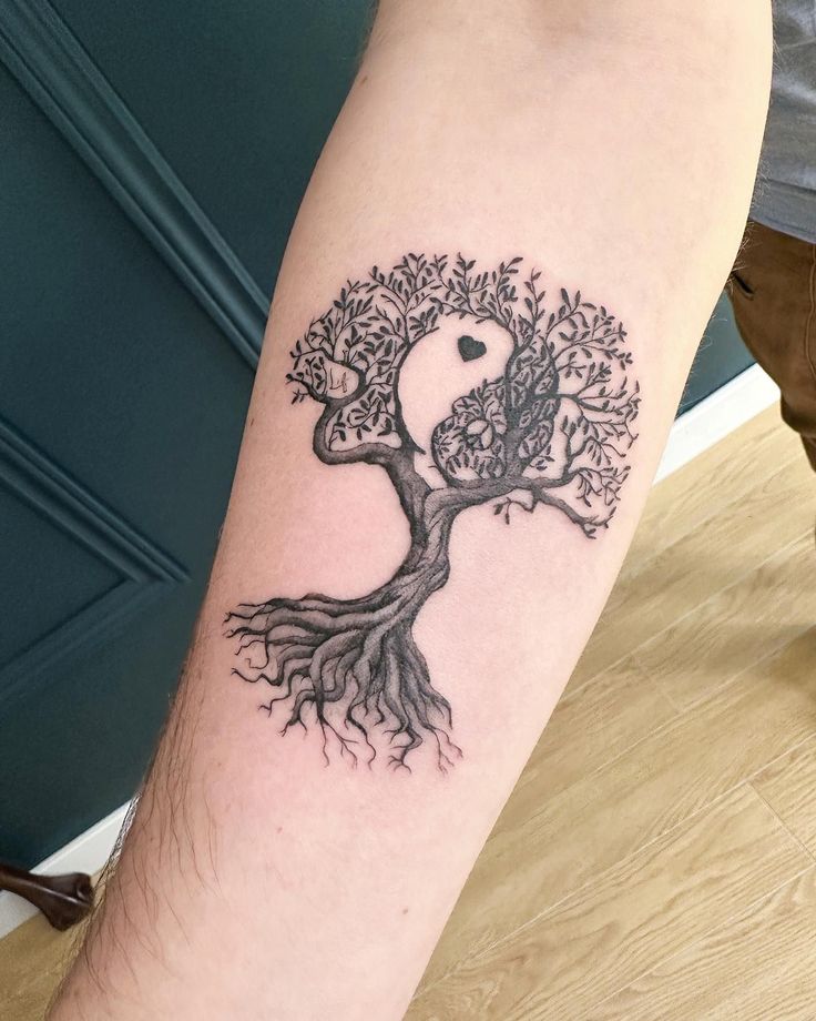 Explore 28 Tree Tattoo Ideas 2025: Minimalist, Fine Line, Sleeve &#038; Family-Inspired Designs