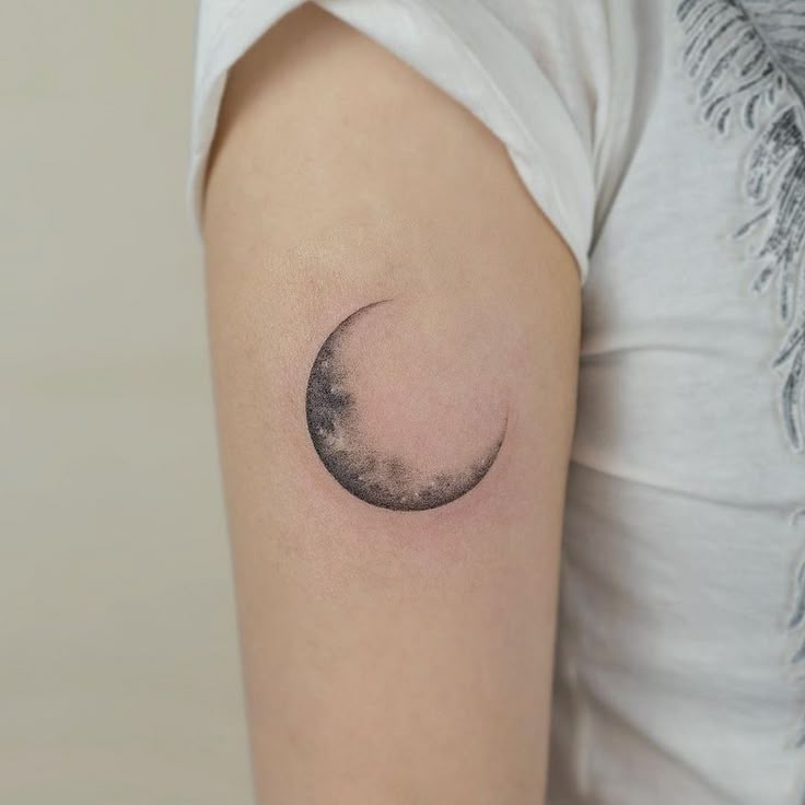 26 Crescent Moon Tattoo Designs 2025: Fine Line, Stencil, Stars, Lotus, Waxing, Waning, American Traditional