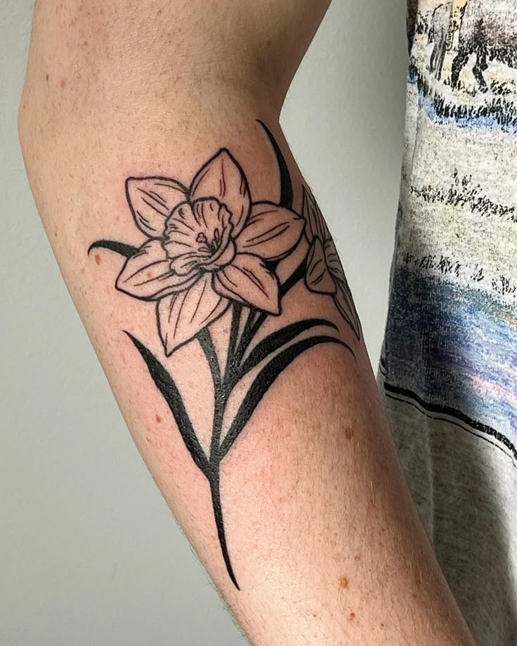 30 Daffodil Tattoo Ideas 2025: Fine Line, Traditional with Name, Birth Flower &#038; Neotraditional Design