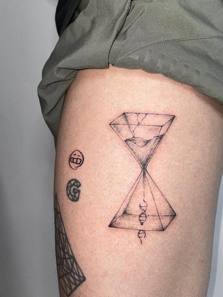 29 Hourglass Tattoo Ideas 2025 with Meaningful Designs for Men and Women — Minimalist, Feminine, Traditional
