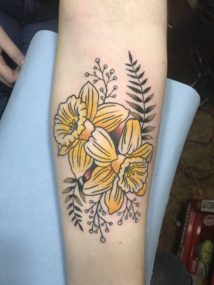 30 Daffodil Tattoo Ideas 2025: Fine Line, Traditional with Name, Birth Flower &#038; Neotraditional Design