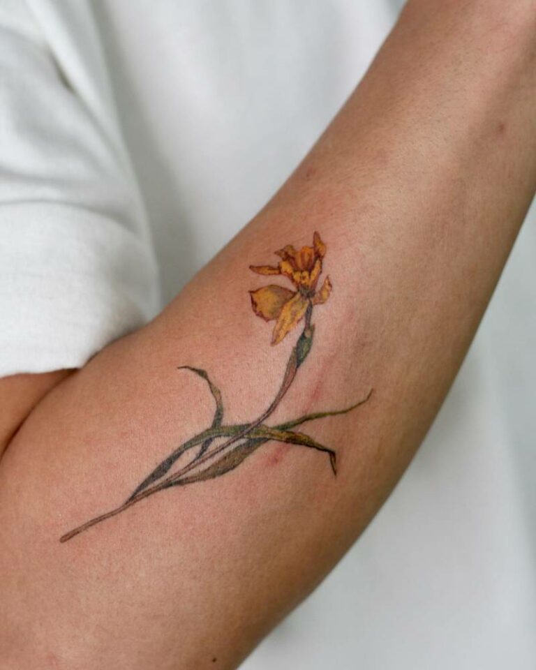 30 Daffodil Tattoo Ideas 2025: Fine Line, Traditional with Name, Birth Flower &#038; Neotraditional Design