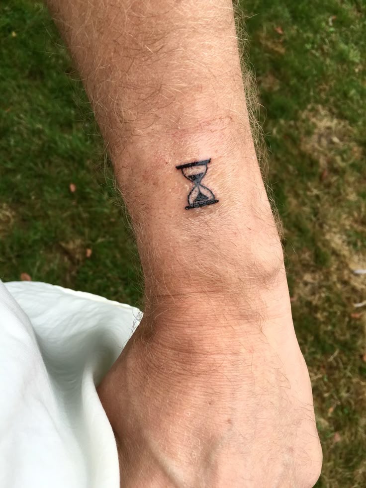 29 Hourglass Tattoo Ideas 2025 with Meaningful Designs for Men and Women — Minimalist, Feminine, Traditional