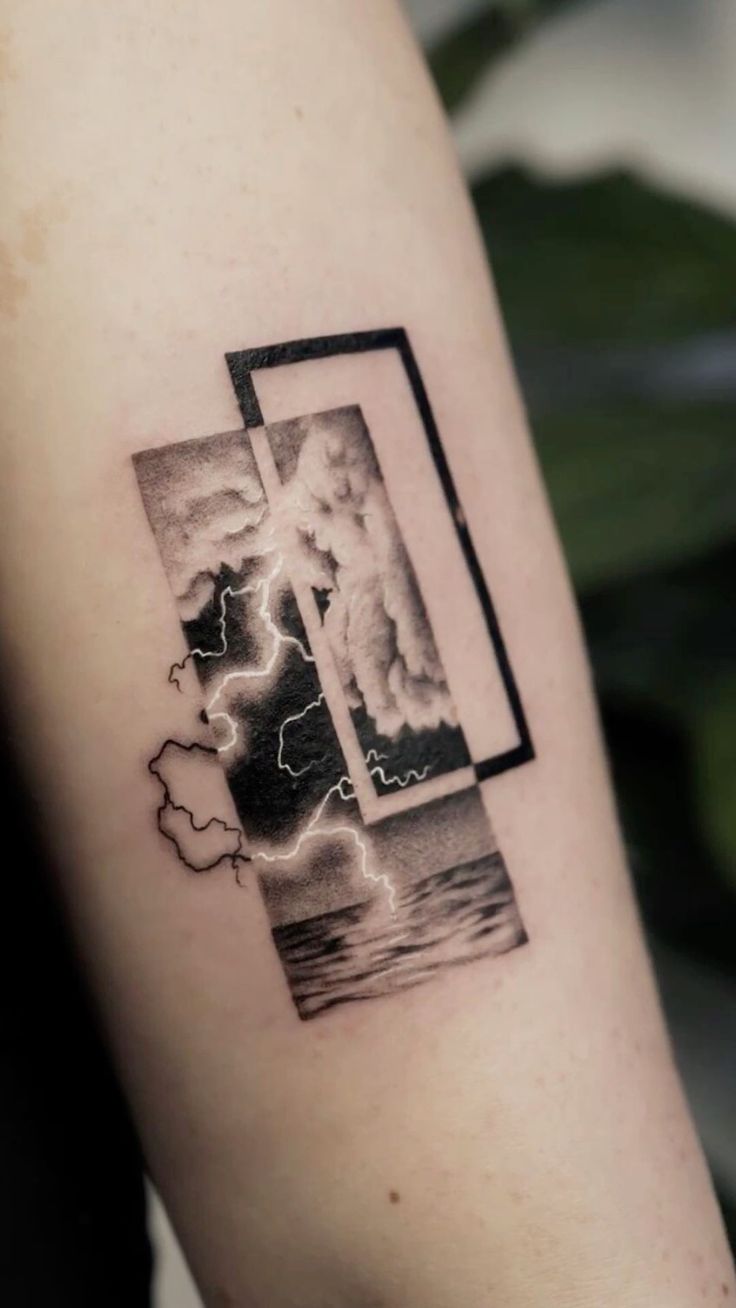 28 Lightning Tattoo Ideas 2025 for Men and Women: Arm, Shoulder, Chest, Hand, and Leg Designs