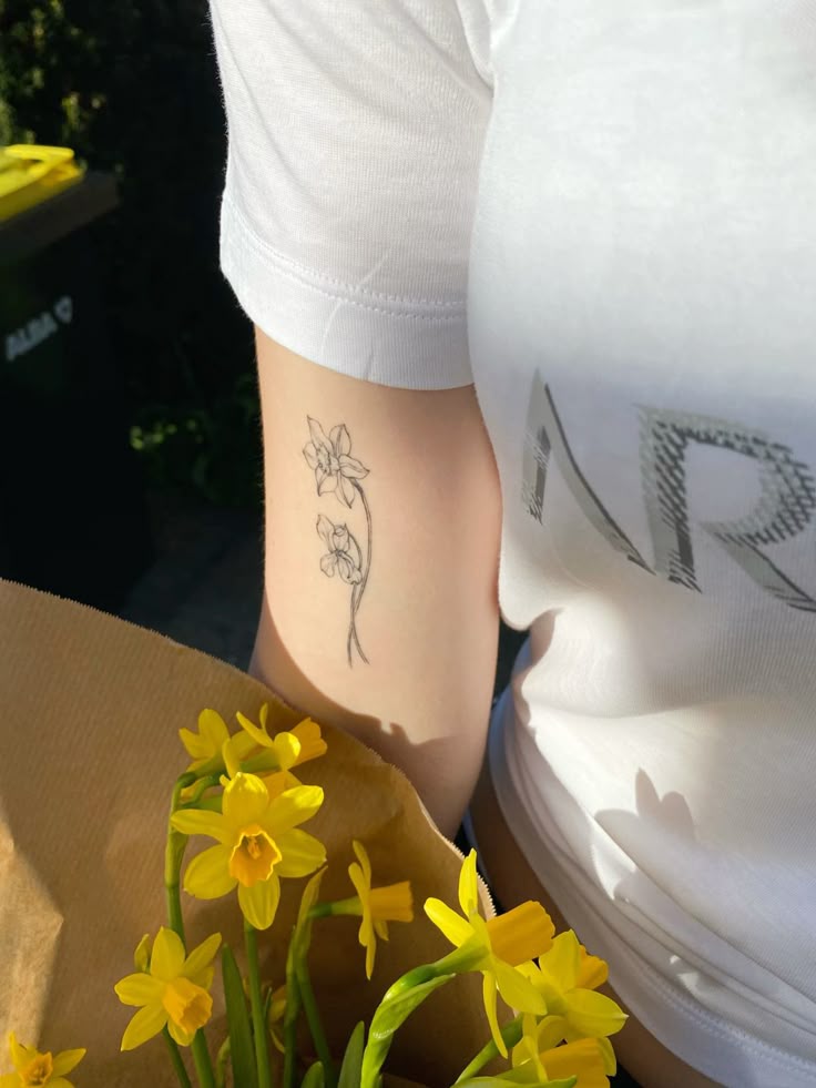 30 Daffodil Tattoo Ideas 2025: Fine Line, Traditional with Name, Birth Flower &#038; Neotraditional Design