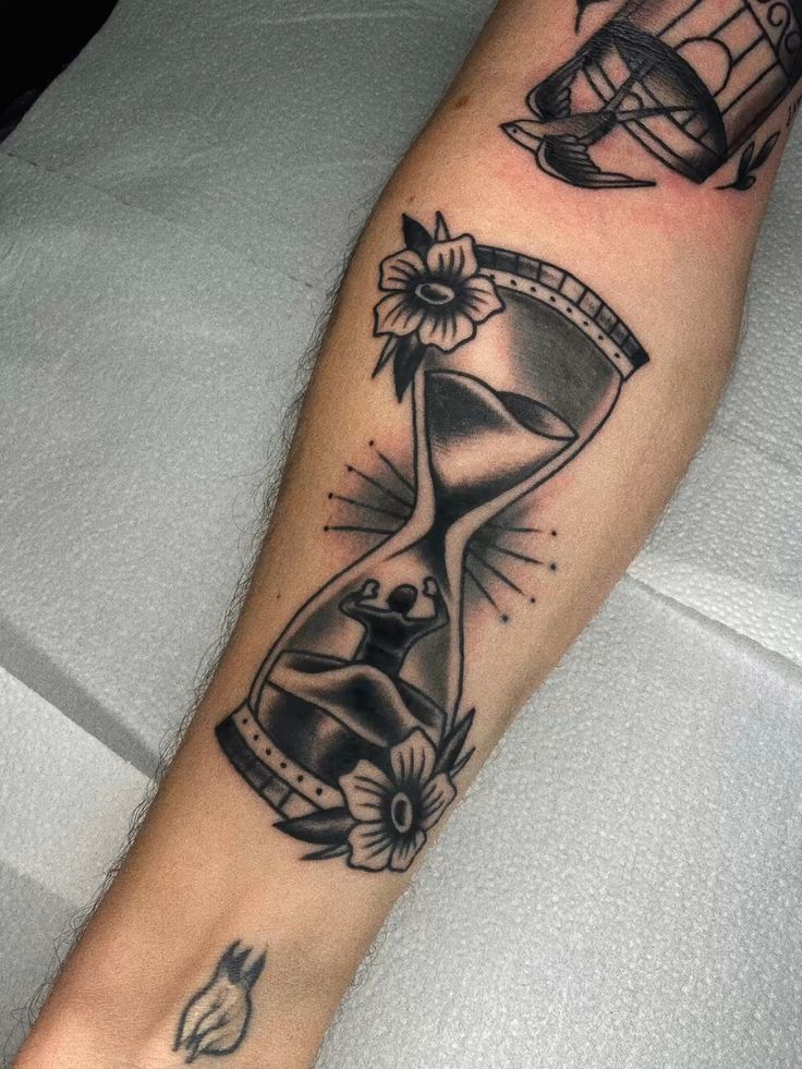 29 Hourglass Tattoo Ideas 2025 with Meaningful Designs for Men and Women — Minimalist, Feminine, Traditional