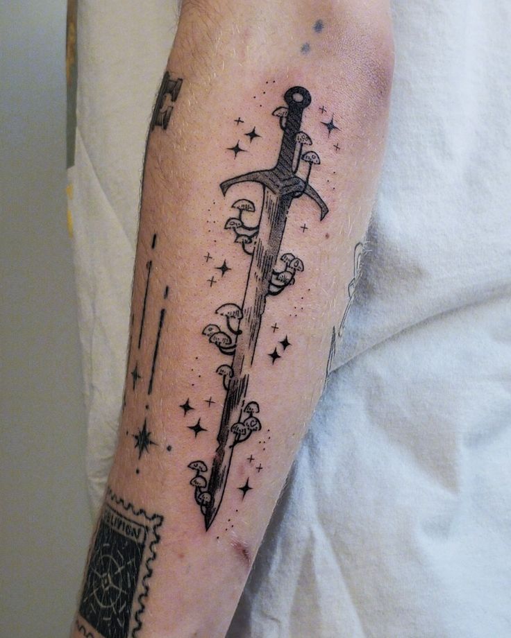 30 Dagger Tattoo Ideas 2025: Neotraditional, Fine Line, Gothic, Butterfly, Panther, Fantasy Designs