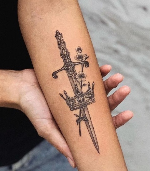 30 Dagger Tattoo Ideas 2025: Neotraditional, Fine Line, Gothic, Butterfly, Panther, Fantasy Designs