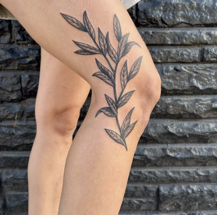 29 Unique Knee Tattoo Ideas 2025: Traditional, Japanese, Gothic, Flower, Skull on Moth, Symmetrical Designs